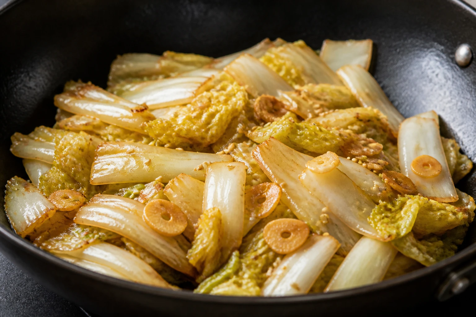 Chou chinois sauté à l'ail dans un wok chaud, légumes dorés et croquants avec graines de sésame